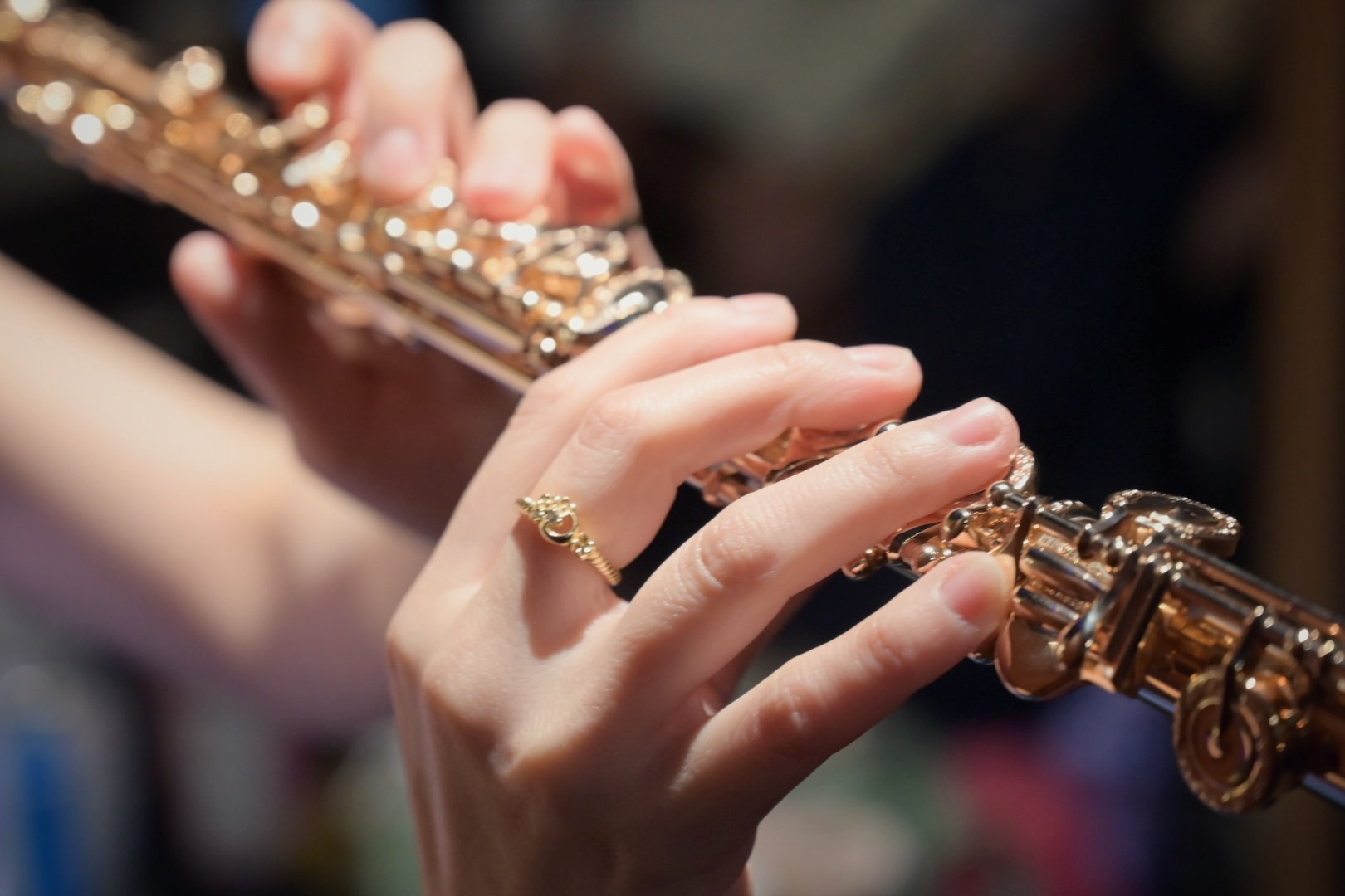 フルートを吹く由佳先生の美しい指先のアップ